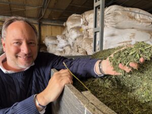 Christian Artaria con foglie essiccate di melissa