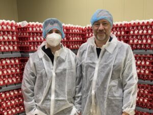Christian und Louis Artaria zu Besuch bei Arandovo während der MKARE®-Produktion – Die Ankunft der frischen Eier.