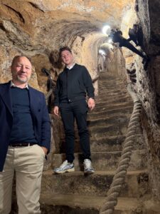Christian Artaria und Louis Artaria steigen in die unterirdischen Weinkeller von Aranda de Duero hinab.